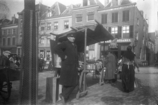 832222 Afbeelding van H.W. Meijer bij zijn boekenstal op de Neude te Utrecht.